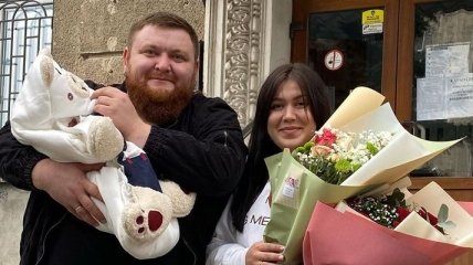 Наша с папой радость: жена Владимира Жогло умилила сеть новогодними снимками с сыном