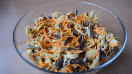 Салат из сердца с луком и морковью