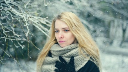 Девушка на улице зимой