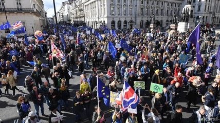 Меньше месяца до Brexit: десятки тысяч британцев требуют повторного референдума 