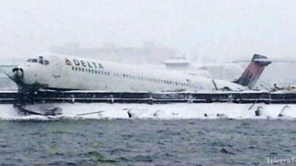 В Нью-Йорке самолет совершил аварийную посадку: есть пострадавшие
