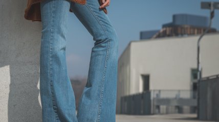 Расклешенные джинсы выведут ваш образ на новый уровень