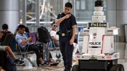 На дежурство вышли робокопы: аэропорт Сингапура начали охранять роботы-полицейские