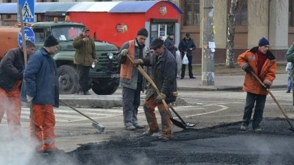 На Закарпатье после двухдневных митингов начался ремонт дорог