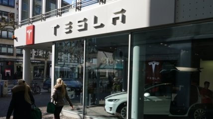 "Сложно, но необходимо": Tesla уволит более 4000 сотрудников 