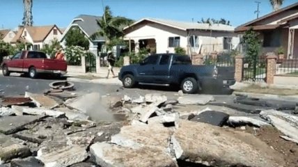 В Лос-Анджелесе подземный взрыв образовал гигантскую воронку (Видео)