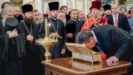 Виктор Янукович почтил мощи Георгия Победоносца с Афона