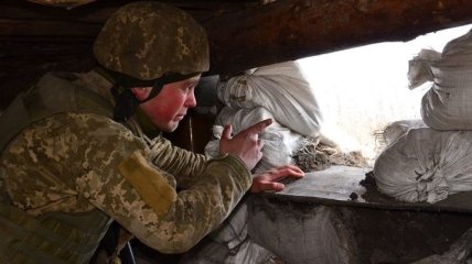 На Донецком направлении боевики бьют из тяжелого вооружения 