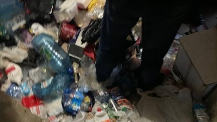 Забрали не сразу: дети жили в заваленной мусором квартире в Харькове несколько дней после визита полиции 
