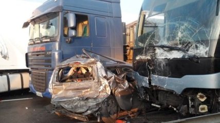 Масштабное ДТП на трассе "Киев - Одесса": столкнулись 10 машин и автобус