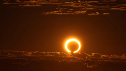 Солнце и Луна образуют "огненное кольцо"