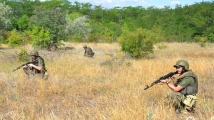 На Донбассе военные подорвались на взрывчатке: один погиб, двое ранены