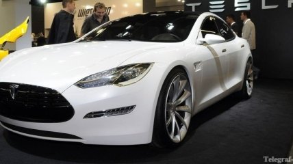 Tesla Model S бросает вызов BMW M5 (Видео)