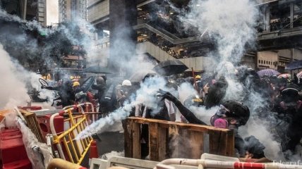 Протесты в Гонконге: полиция применила огнестрельное оружие