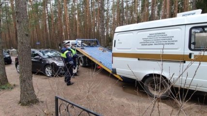В России эвакуировали катафалк за неправильную парковку