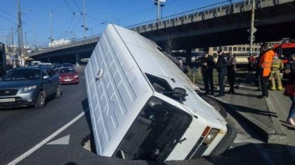 В Киеве микроавтобус во время движения провалился под землю