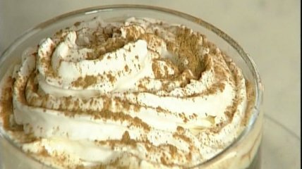 Кофе со взбитыми сливками и корицей