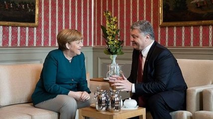 Порошенко и Меркель провели телефонную беседу