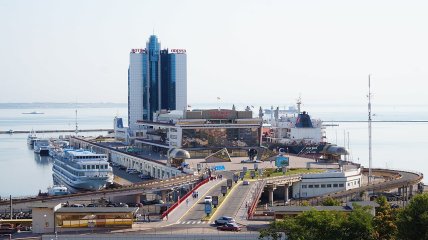 Вид на пассажирский терминал порта до российского военного вторжения на территорию Украины