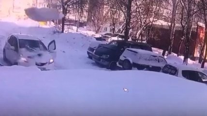 В России глыба льда разбила машину, люди чудом остались живы (видео)