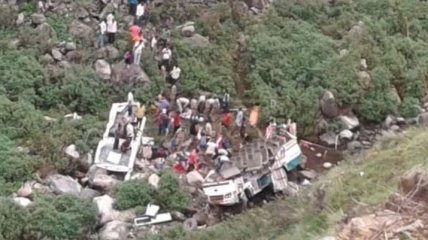 В Индии пассажирский автобус упал в ущелье, погибли более 40 человек