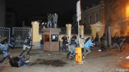 Российский телеканал о Евромайдане: митингующие бьют милицию (видео)