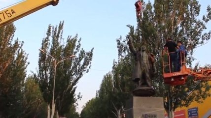 В центре Мелитополя в пятницу снесли 3 памятника Ленину (Видео)