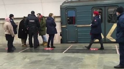 В Москве мальчик в метро упал на рельсы, но трагедии чудом удалось избежать (видео)