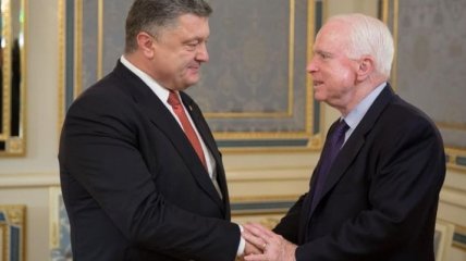 Порошенко и Маккейн обсудили ситуацию на Донбассе
