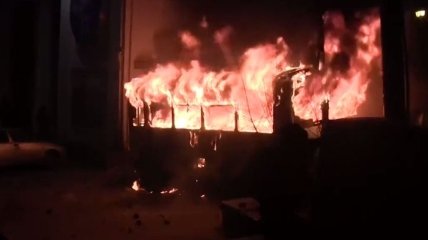 В центре Киева горят милицейские автобусы и грузовики (Видео)