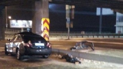 В Киеве под мостом Toyota влетела в опору: есть погибшие