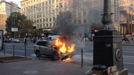 На Крещатике загорелся автомобиль посольства США