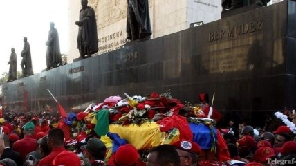Гроб с телом Чавеса выставлен в Зале славы военной академии