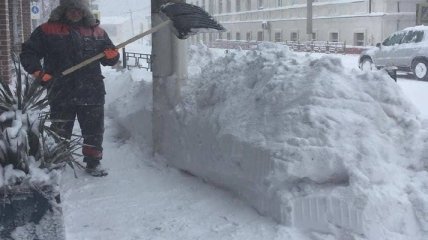В аннексированном Крыму из-за снегопадов наступил транспортный коллапс (фото, видео)