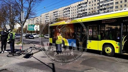 Во Львове столкнулись легковушка, троллейбус и велосипедист