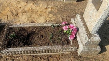 В Донецкой области женщина подорвалась, убирая на кладбище