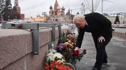 Глава МИД Британии возложил цветы на месте убийства Немцова