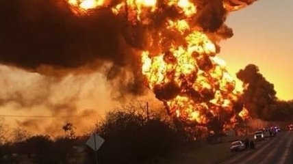 В Техасе грузовик столкнулся с поездом, перевозившим нефтепродукты: очевидцы засняли масштабный взрыв (видео)