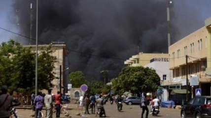 В Буркина-Фасо террористы атаковали военную базу: погибли десятки мирных жителей