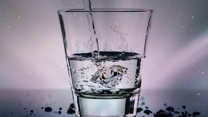 Кто пьет воду по утрам, тот поступает мудро: целебные свойства обычной воды