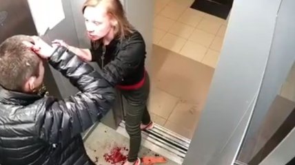 В РФ парень с девушкой устроили драку в лифте, а затем вернулись отмывать его от крови (видео)