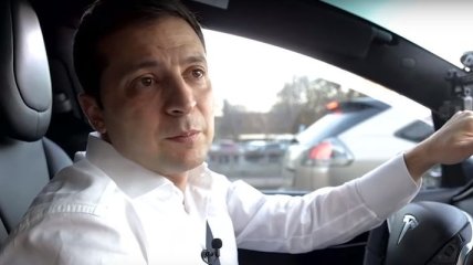 Зеленский за рулем Tesla: Мы следим за голосованиями всех "слуг народа" (Видео)