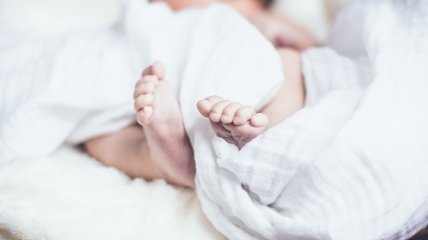 На фото - новорожденный малыш