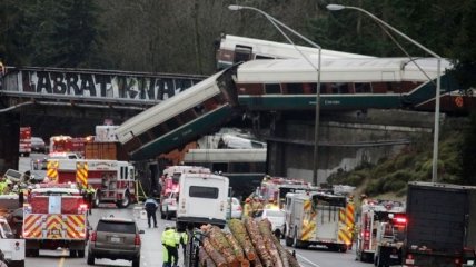 Падение пассажирского поезда на трассу в Вашингтоне: все подробности
