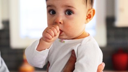 Новое исследование: позвольте ребенку грызть ногти и сосать палец