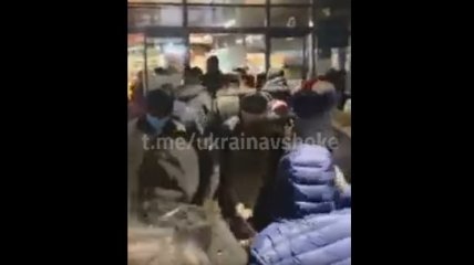 В Днепре пенсионеры устроили давку в АТБ из-за подарков: видео вызвало обсуждение в сети 