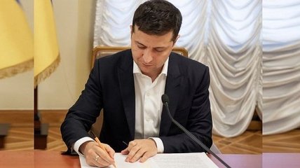 Зеленский принял меры по Конституционному суду и вакцинам против коронавируса в Украине