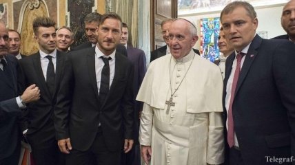 Футболисты "Ромы" подарили Папе Римскому именную футболку