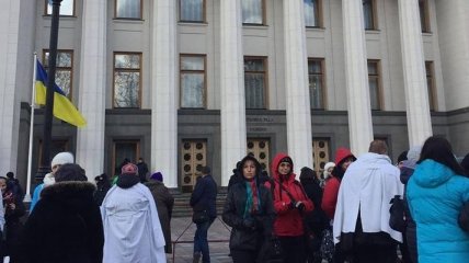 Возле здания Верховной Рады собрались активисты