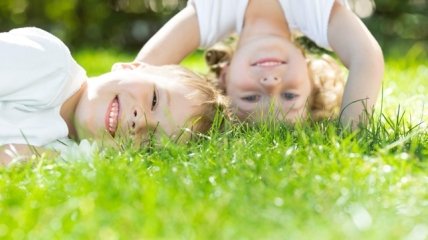 Во что поиграть с детьми во дворе: 5 лучших идей для хорошей погоды